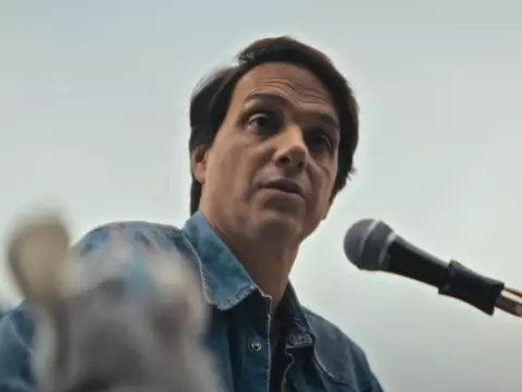 Coldplay lança clipe The Karate Kid com Ralph Macchio