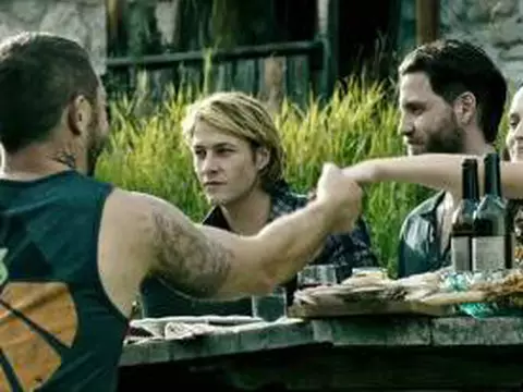 Caçadores de Emoção: Além do Limite | Surfista no filme, Teresa Palmer conta como superou medo da água