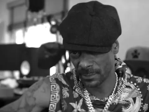 Snoop Dogg no clipe de Red Right Hand/BBC/Divulgação