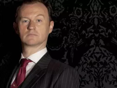 Sherlock | Fãs estão ignorando pistas óbvias, diz roteirista e ator de Mycroft sobre teorias