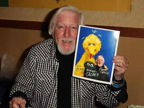 Imagem de Caroll Spinney com uma foto do Oscar e do Garibaldo/Reprodução