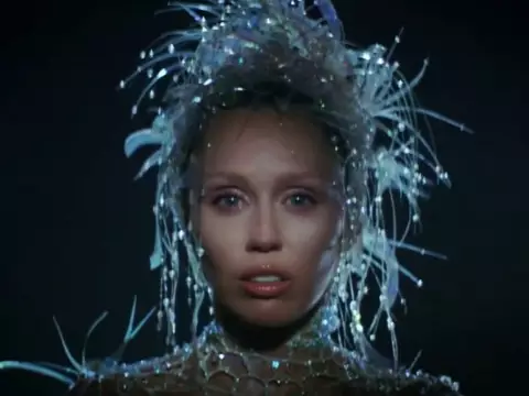 Miley Cyrus lança clipe de Prelude, do novo álbum Something Beautiful; assista