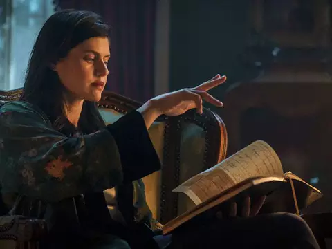 Alexandra Daddario em As Bruxas de Mayfair (AMC+)