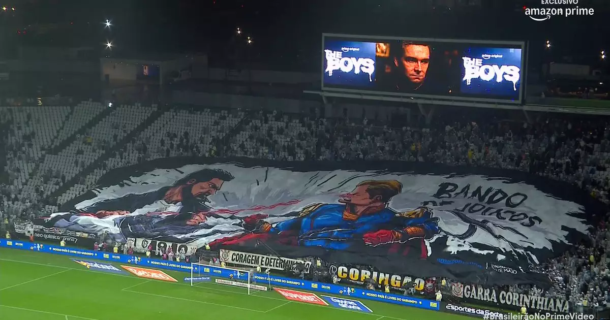 Corinthians e São Paulo exibe com bandeirão especial de The Boys; veja