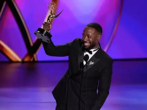 Lamorne Morris com o seu Emmy (Reprodução/Instagram)