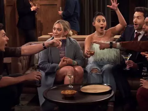Hilary Duff e Chris Lowell em How I Met Your Father (Hulu/Divulgação)