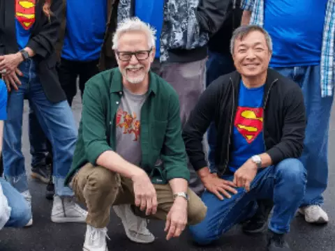 James Gunn posta foto ao lado de icônes dos quadrinhos no set de Superman