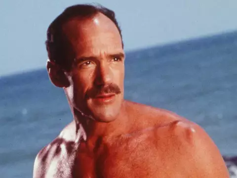 Michael Newman, em cena de SOS Malibu