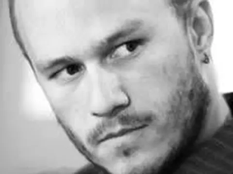 Continuação de Batman Begins confirma título e Heath Ledger