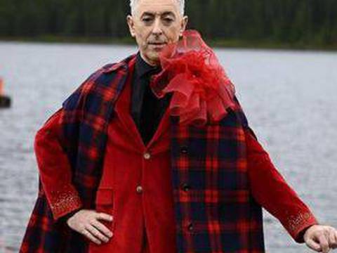 Alan Cumming apresenta reality show escondido no Prime Video