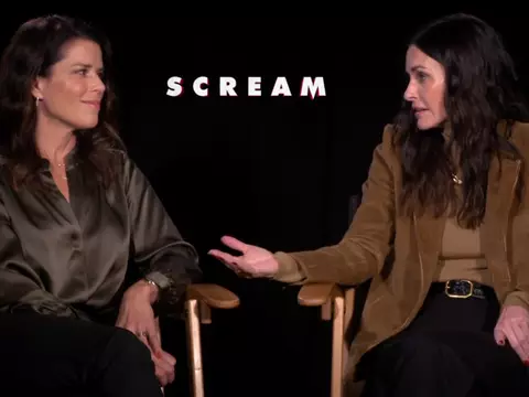 Neve Campbell e Courteney Cox em entrevista exclusiva para o Omelete (Omelete/Divulgação)