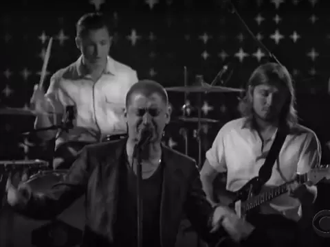 Arctic Monkeys faz cover de Strokes em show; confira