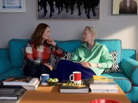 Julianne Moore e Tilda Swinton em cena de O Quarto ao Lado