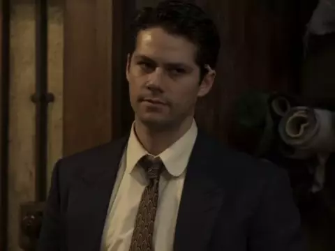 Dylan O'Brien em The Outfit, selecionado para o Festival de Berlim 2022 (Reprodução/Twitter)