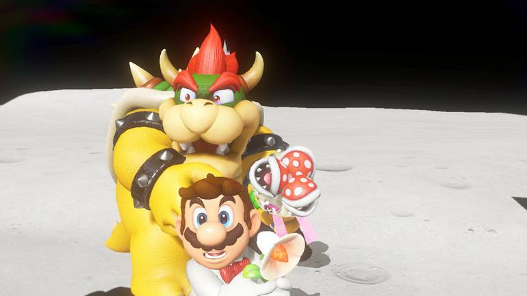 Cena final de Super Mario Odyssey, que se passa na superfície da Lua. Na imagem, Mario e Bowser, à esquerda, tem uma feição de choque no rosto conforme assistem Peach negar a mão de ambos. Tanto o herói quanto o vilão seguram um buquê de flores. 