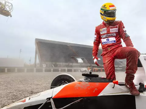 Gabriel Leone como Ayrton Senna (Alan Roskyn e Guilherme Leporace/Netflix)