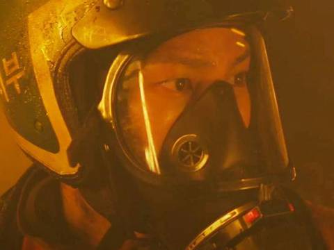 Os Bombeiros perde os pontos de sua premissa nobre com confusão narrativa