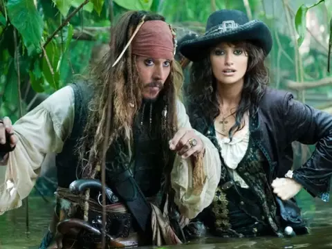 Johnny Depp e Penélope Cruz, em cena de Piratas do Caribe