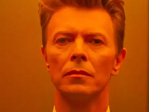 David Bowie em cena de Moonage Daydream (Reprodução)