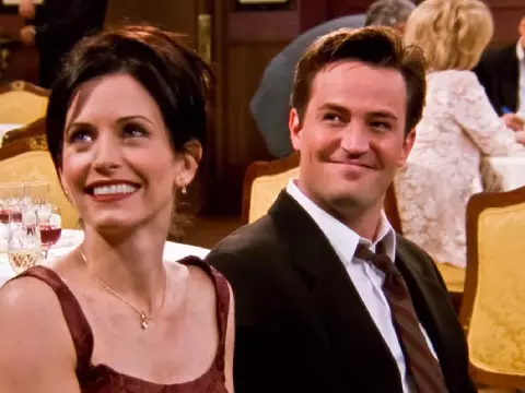 Courtney Cox diz sentir presença de Matthew Perry