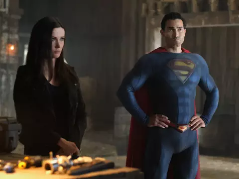 Elizabeth Tulloch e Tyler Hoechlin caracterizados como Lois Lane e Superman em Superman & Lois