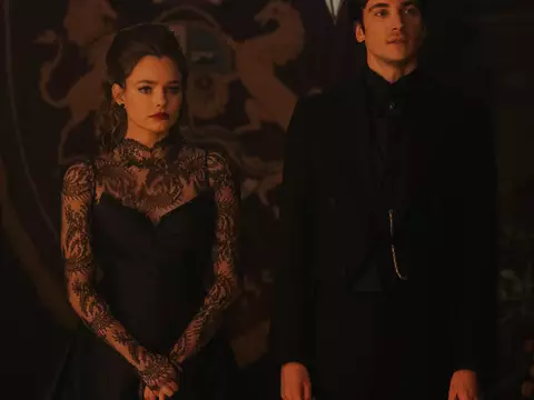 Nan e Theo no final da 2ª temporada de The Buccaneers (Apple TV+)