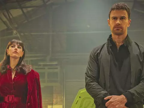 Kaya Scodelario e Theo James em cena de Magnatas do Crime, da Netflix