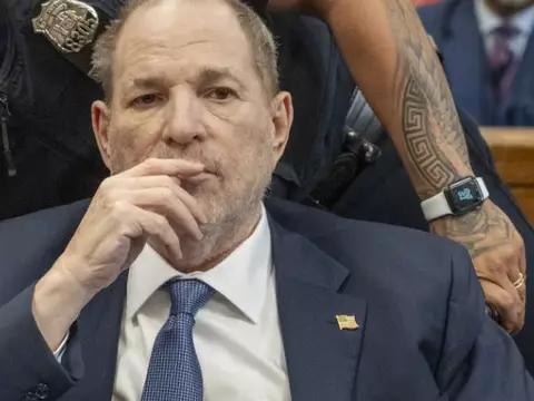 01.05.2024 - Harvey Weinstein em audiência judicial em Nova York (Steven Hirsch / POOL / AFP)