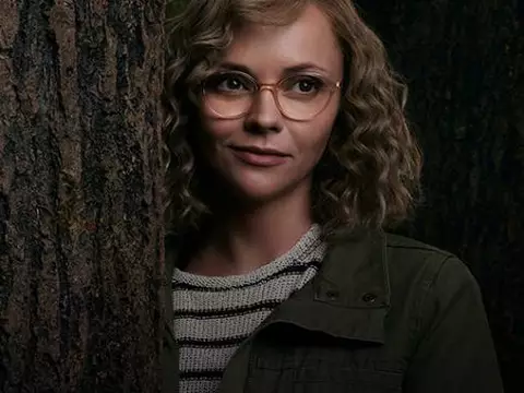 Christina Ricci em cena de Yellowjackets (Reprodução)