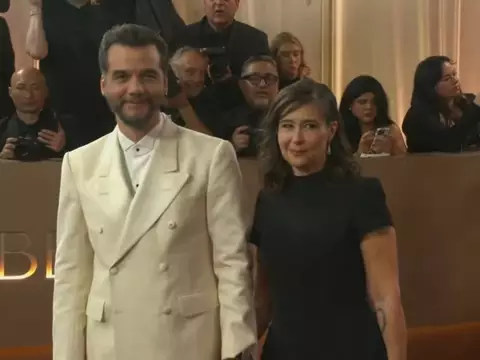 Globo de Ouro 2026 | Wagner Moura chega ao tapete vermelho com a esposa, veja