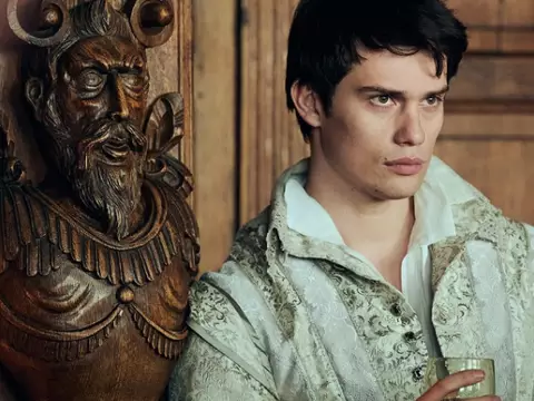 Nicholas Galitzine em Mary & George (Reprodução)