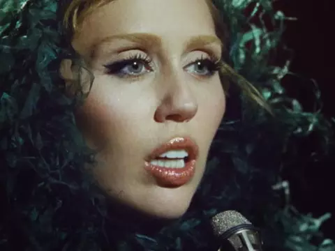 Miley Cyrus em "Something Beautiful" (Reprodução)