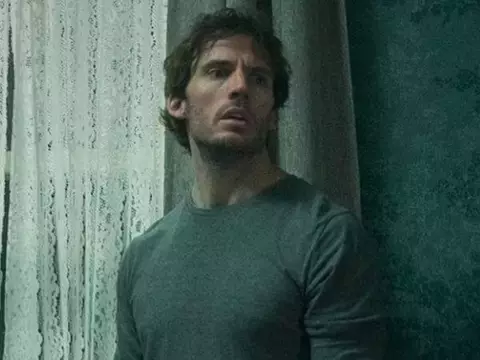 Sam Claflin é assombrado por criatura macabra no trailer de Bagman; assista