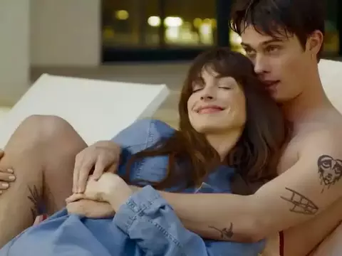 Anne Hathaway e Nicholas Galitzine em Uma Ideia de Você (Prime Video/Reprodução)