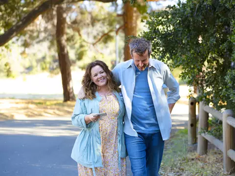 Melissa McCarthy e Chris O'Dowd no trailer de Um Ninho Para Dois (Divulgação)