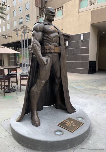 Batman ganha estátua de bronze em cidade da Califórnia