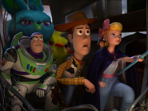 Tom Hanks Celebra Início das Gravações de Toy Story 5 com Foto Exclusiva de Bastidores