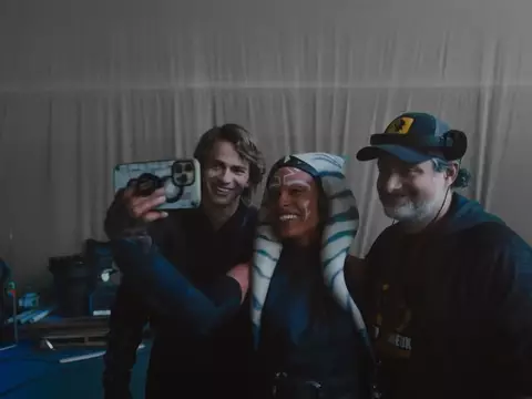 Hayden Christensen, Rosario Dawson e Dave Filoni no set de Ahsoka (Lucasfilm/Reprodução)