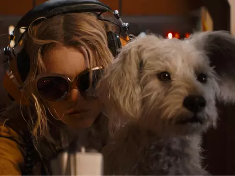 Foto de Supergirl e Krypto, o supercão, no novo filme da DC/Warner/Reprodução