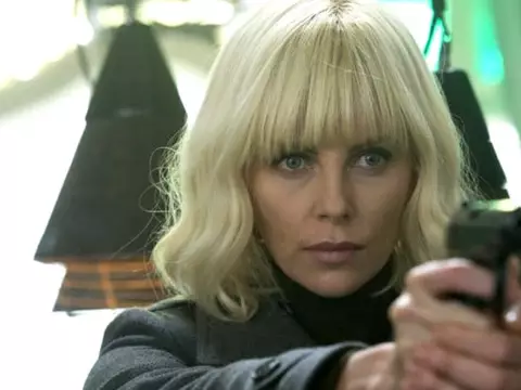 Charlize Theron, em cena de Atômica