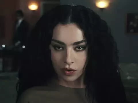 Charli XCX se junta ao elenco do thriller I Want Your Sex