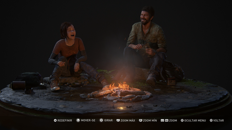 Ellie e Joel dando risada.