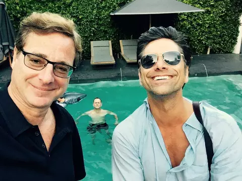 Três é Demais | Elenco da série aparece junto em fotos na casa de Lori Loughlin