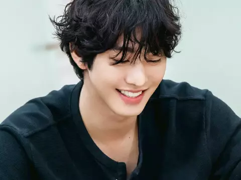 Ahn Hyo-seop nos bastidores de O Amor Não Está Esgotado (Reprodução)