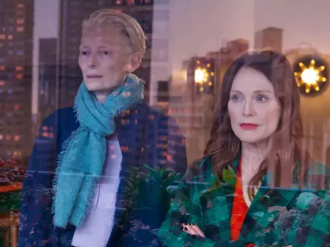 Novo filme de Almodóvar com Tilda Swinton e Julianne Moore ganha pôster
