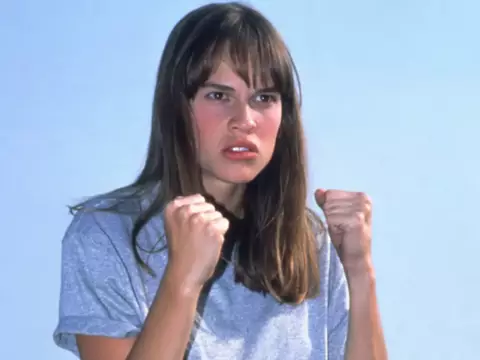 Hilary Swank como Julie Pierce em Karatê Kid 4 (Reprodução)