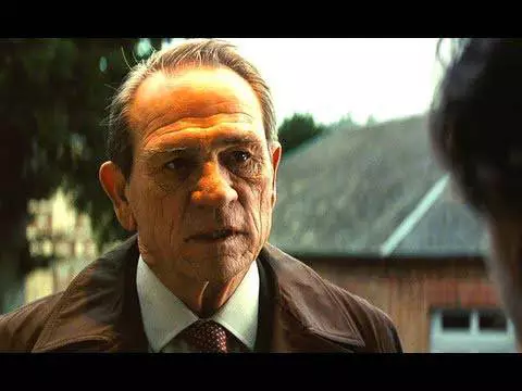 A Família | Filme de máfia de Luc Besson com Robert De Niro ganha clipes
