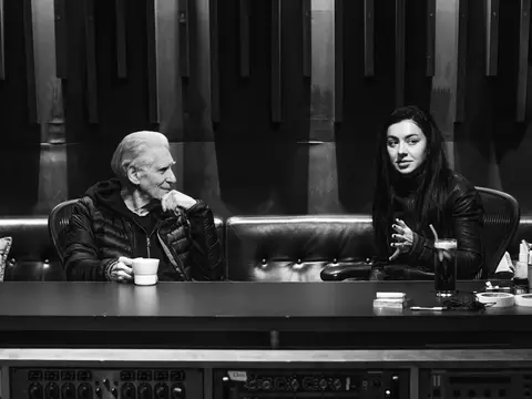 David Cronenberg e Charli XCX no estúdio (Reprodução)