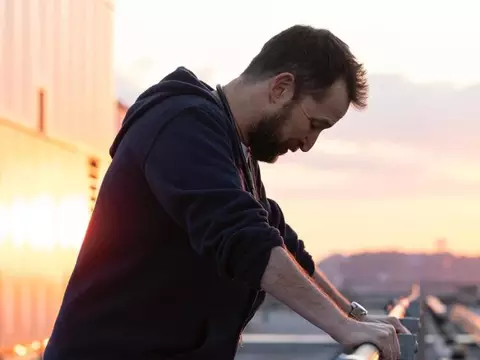 The Pitt | Noah Wyle aponta diferenças entre nova série da Max e E.R.