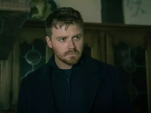 Jack Lowden conversó con Omelete sobre Slow Horses y su relación con Gary Oldman